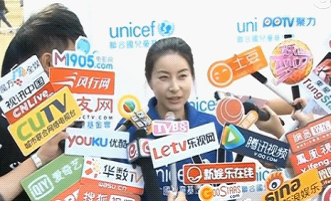 郭晶晶淡妆出席慈善活动