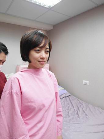 小金隆鼻前换上粉红色衣服